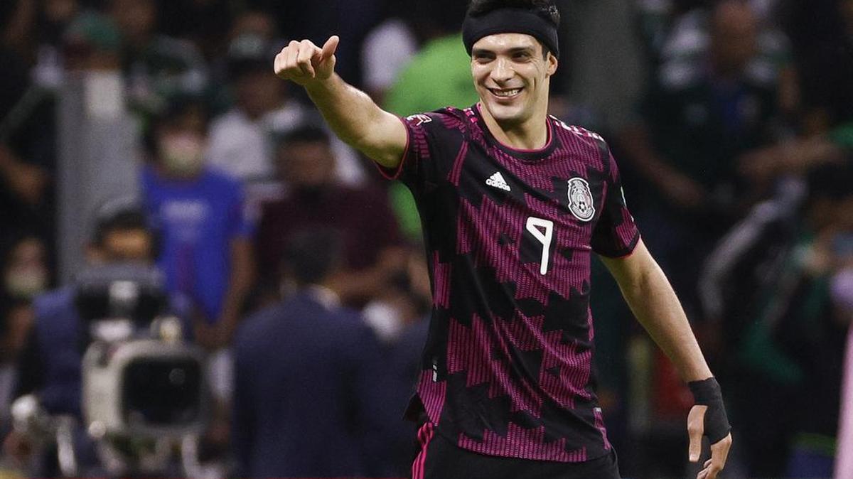 Raúl Jiménez de México celebra un gol hoy, en un partido de las eliminatorias de la Concacaf para el Mundial de Catar 2022 en el estadio Azteca en Ciudad de México.