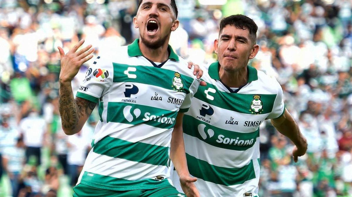 Diego Valdés (i) de Santos festeja un gol, en una fotografía de archivo.