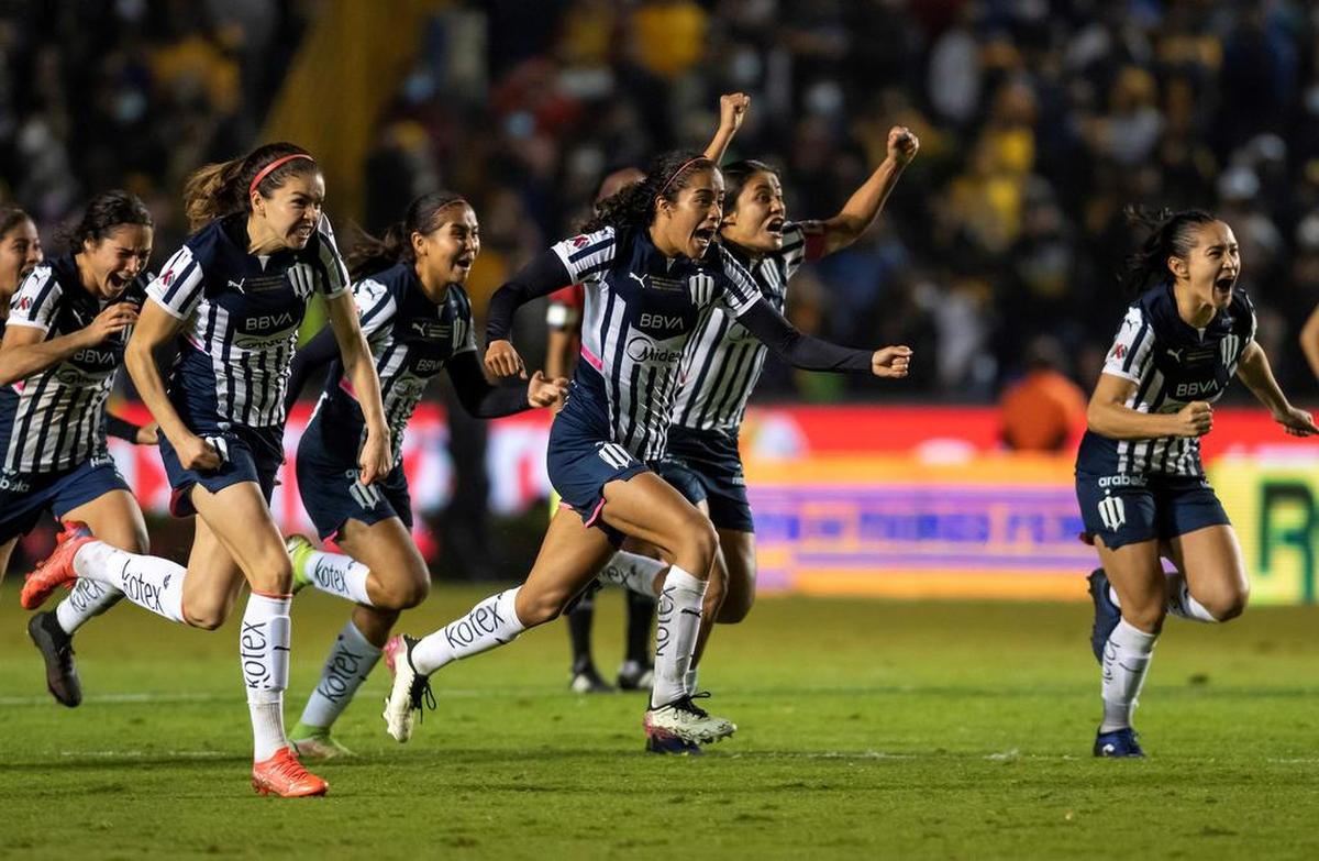 Jugadoras de Rayadas de Monterrey festejan al final del partido la victoria ante Tigres durante la final del Torneo de Apertura de la Liga Femenil MX.