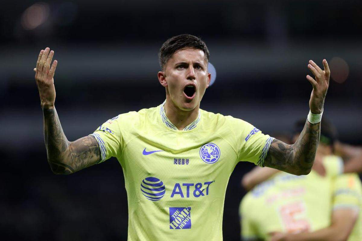Brian Rodríguez del América celebra hoy tras anotar contra el Atlético San Luis, durante un partido por los cuartos de final del torneo Clausura 2023 de la Liga MX, en el Estadio Azteca en Ciudad de México.