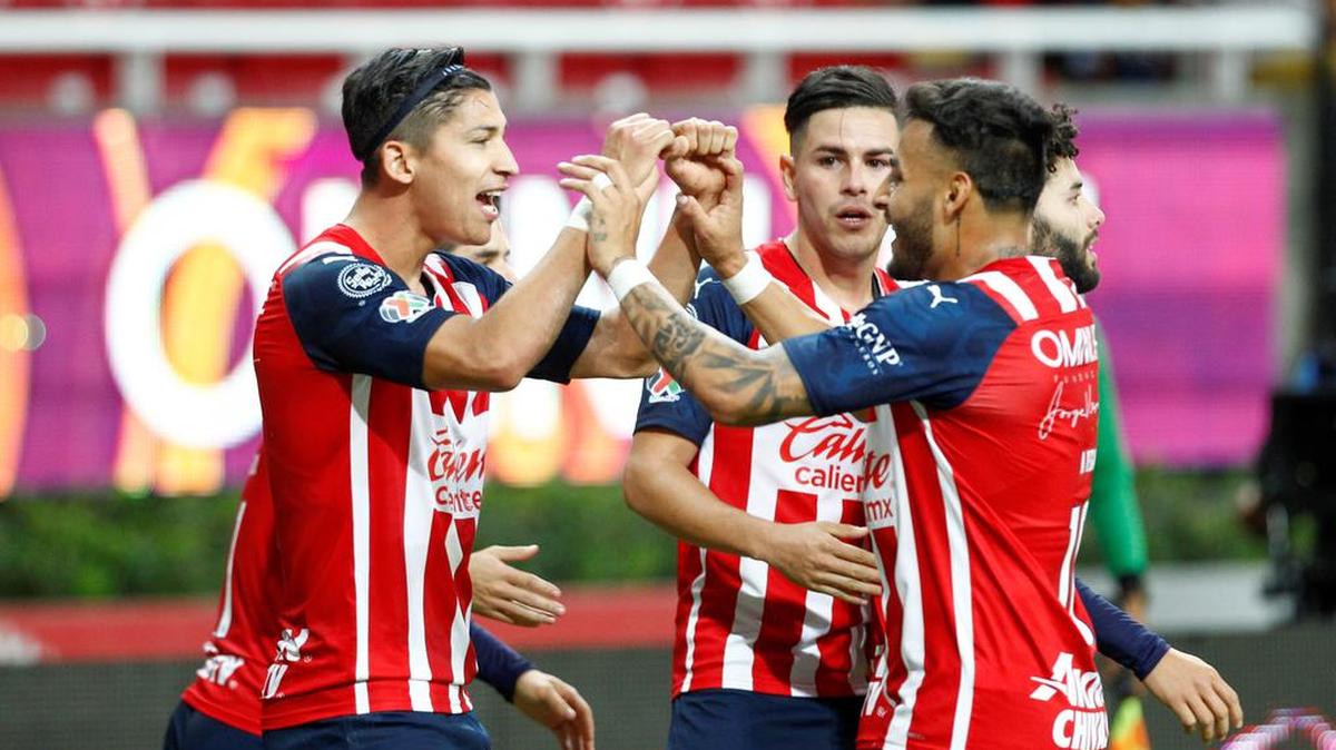 Ángel Zaldívar (i) de Chivas celebra una anotación ante Mazatlán durante un partido entre Chivas y Mazatlán, de la jornada 1 del torneo clausura 2022 de la liga de fútbol mexicano, en el estadio Ákron, en Guadalajara, Jalisco.