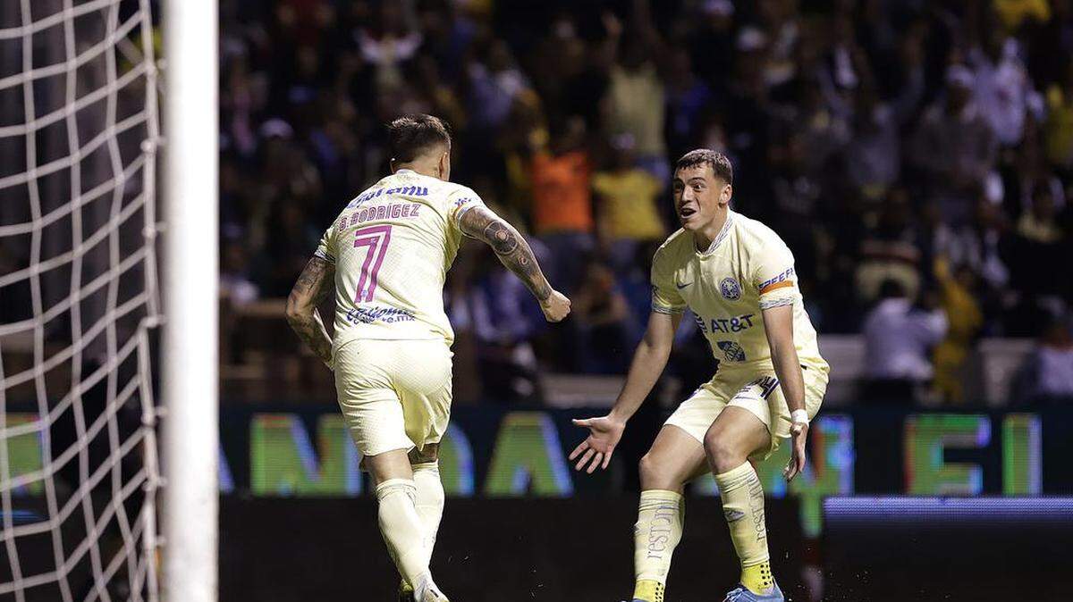 Paul Rodríguez (i) y Federico Viñas (d) de América celebran un gol en el estadio Cuauhtémoc en la ciudad de Puebla.