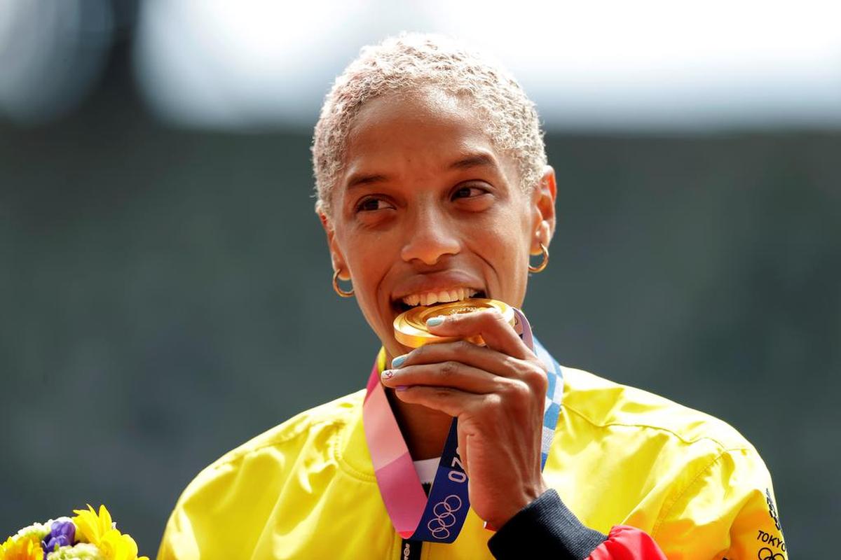 Yulimar Rojas de Venezuela posa con la medalla de oro durante la ceremonia de premiación del salto triple femenino por los Juegos Olímpicos 2020.