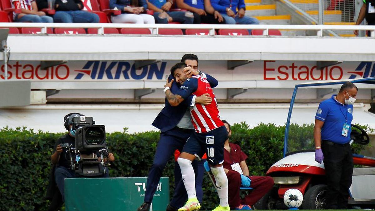 Fotografía de archivo de Alexis Vega (d) y Marcelo Michel Leaño (i) entrenador de Chivas, celebrando una anotación ante Querétaro.