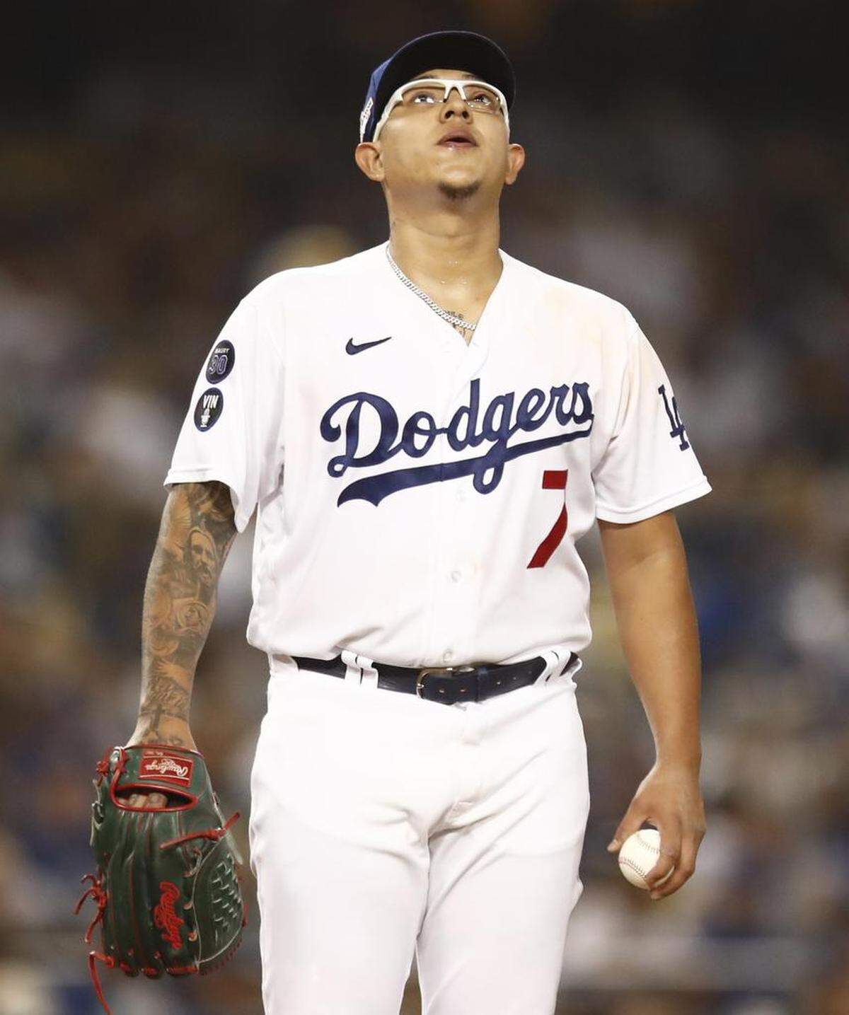 El lanzador abridor de los Dodgers de Los Ángeles, Julio Urías, hace una pausa antes de lanzar un lanzamiento durante la tercera entrada del Juego 1 del juego de béisbol de playoffs de la Serie Divisional de la Liga Nacional de la MLB entre los Dodgers de Los Ángeles y los Padres de San Diego.