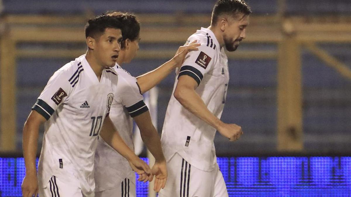 Edson Álvarez (d) de México celebra un gol hoy, en un partido de las eliminatorias de la Concacaf para el Mundial de Catar entre Honduras y México en el estadio Olímpico Metropolitano en San Pedro Sula, Honduras.