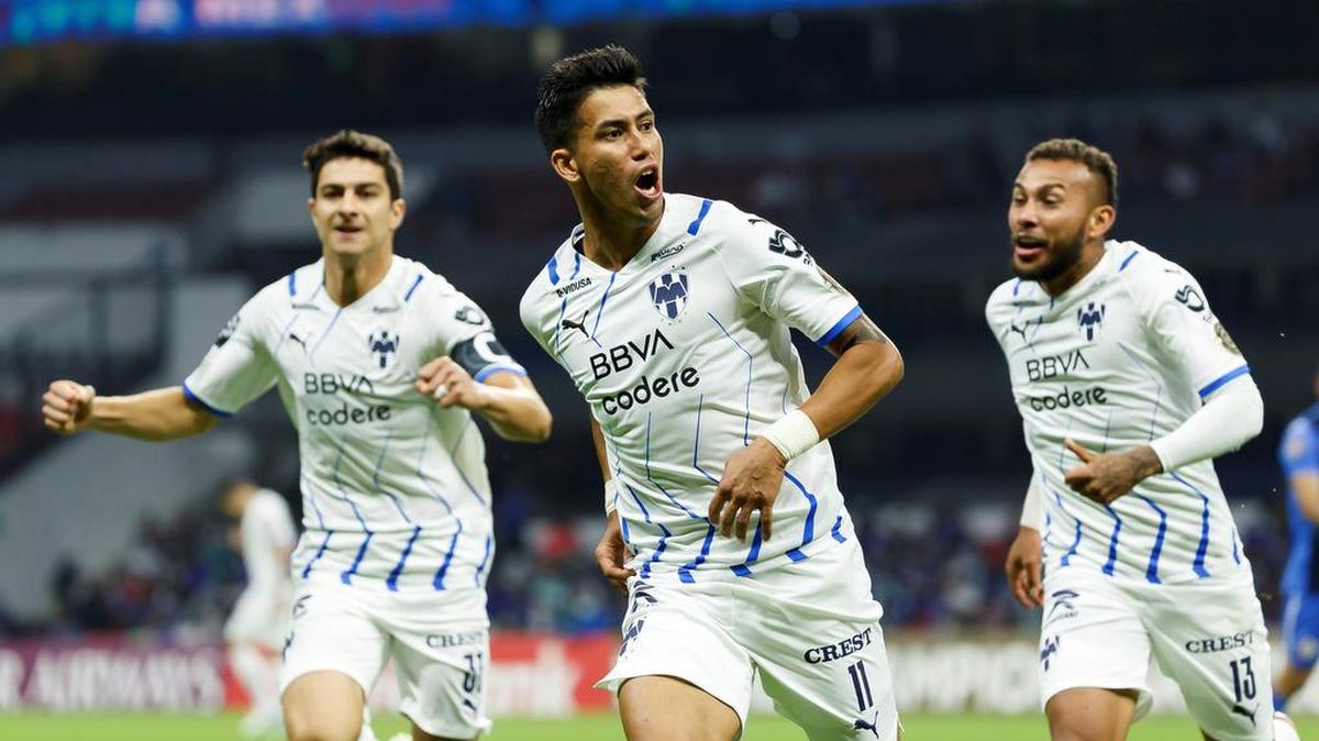 El jugador de Monterrey Maximiliano Meza celebra una anotación ante Cruz Azul el 16 de septiembre de 2021, durante el partido de vuelta de las semifinales de la Liga de Campeones de la CONCACAF realizado en el Estadio Azteca de la Ciudad de México.