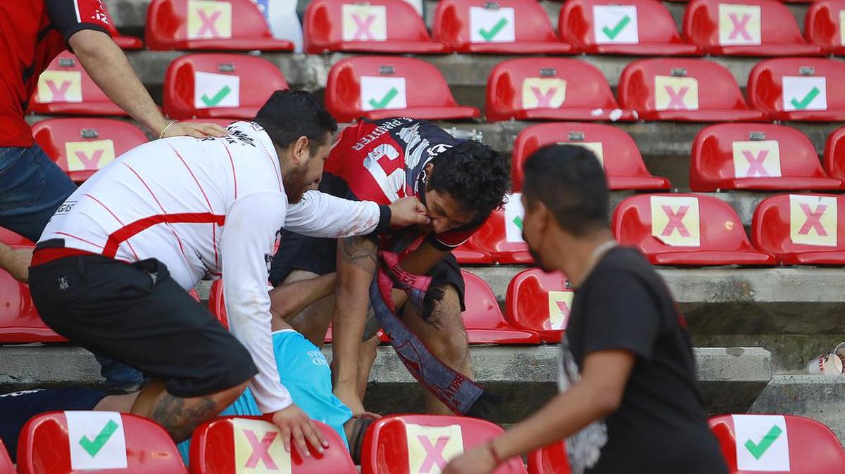 Aficionados de Querétaro y Atlas se enfrentan al minuto 62, donde familias tuvieron que ser resguardadas en la cancha, durante un juego correspondiente a la jornada 9 del Torneo Clausura 2022 de la Liga MX del fútbol mexicano en el estadio Corregidora de la ciudad de Querétaro.