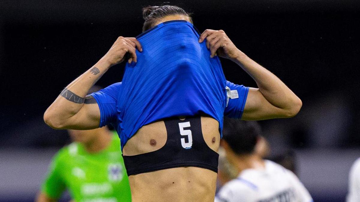 Alexis Peña de Cruz Azul, reacciona al quedar eliminado hoy, durante un partido del Torneo Apertura 2021 de la Liga MX del fútbol mexicano, en el estadio Azteca, en la Ciudad de México.