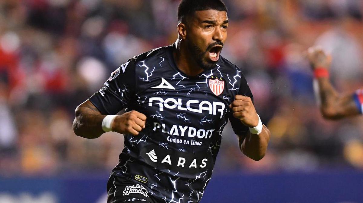 Imagen de archivo del jugador uruguayo Rodrigo Aguirre festejando un gol.