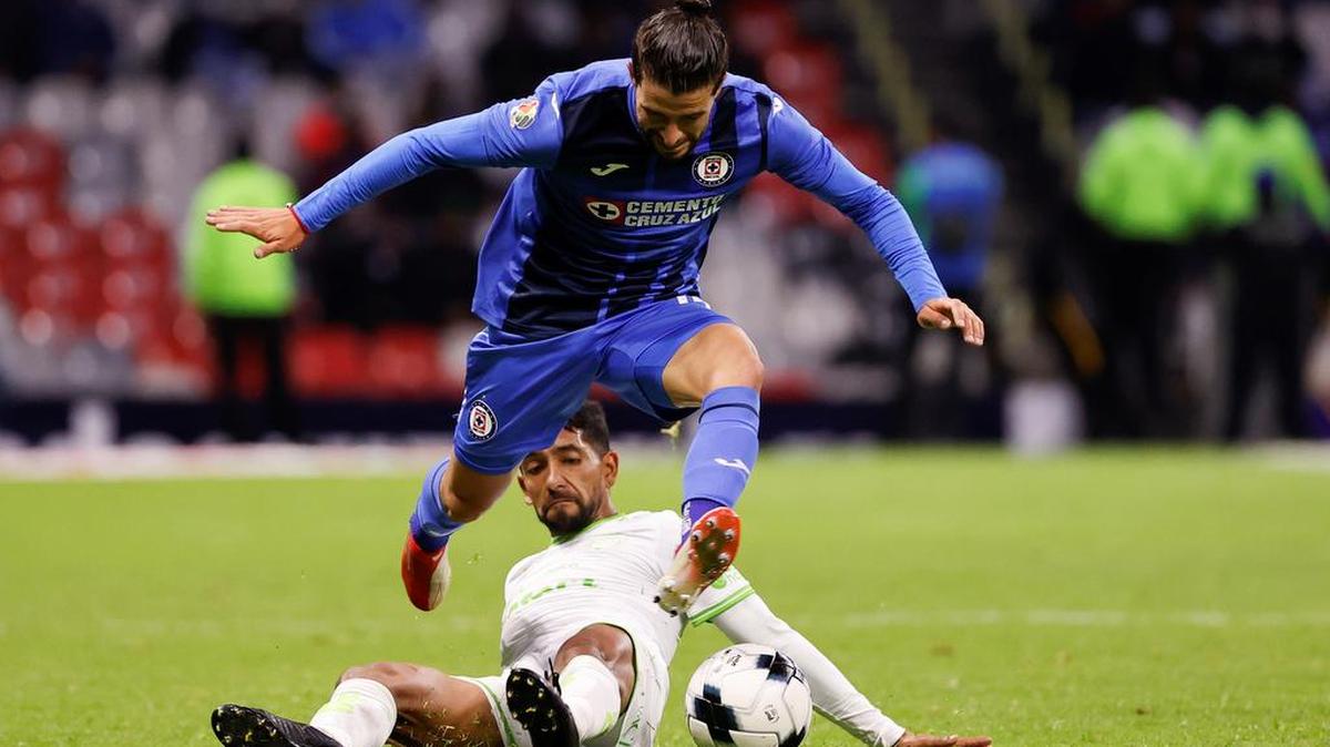 El jugador de Cruz Azul José Rivero (arriba) disputa el balón con Matías García (abajo) de Juárez durante un partido de la jornada dos del Torneo Clausura del fútbol mexicano realizado en el Estadio Azteca, de la capital mexicana.