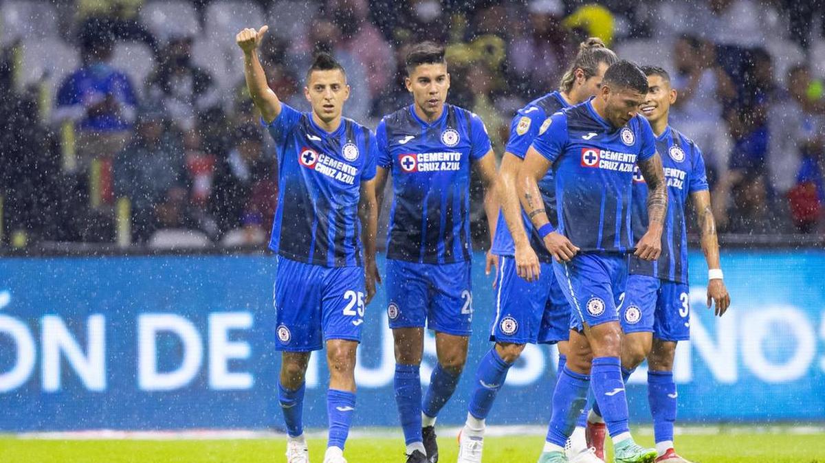 Fotografía de archivo de varios jugadores de Cruz Azul que festejan el gol anotado.