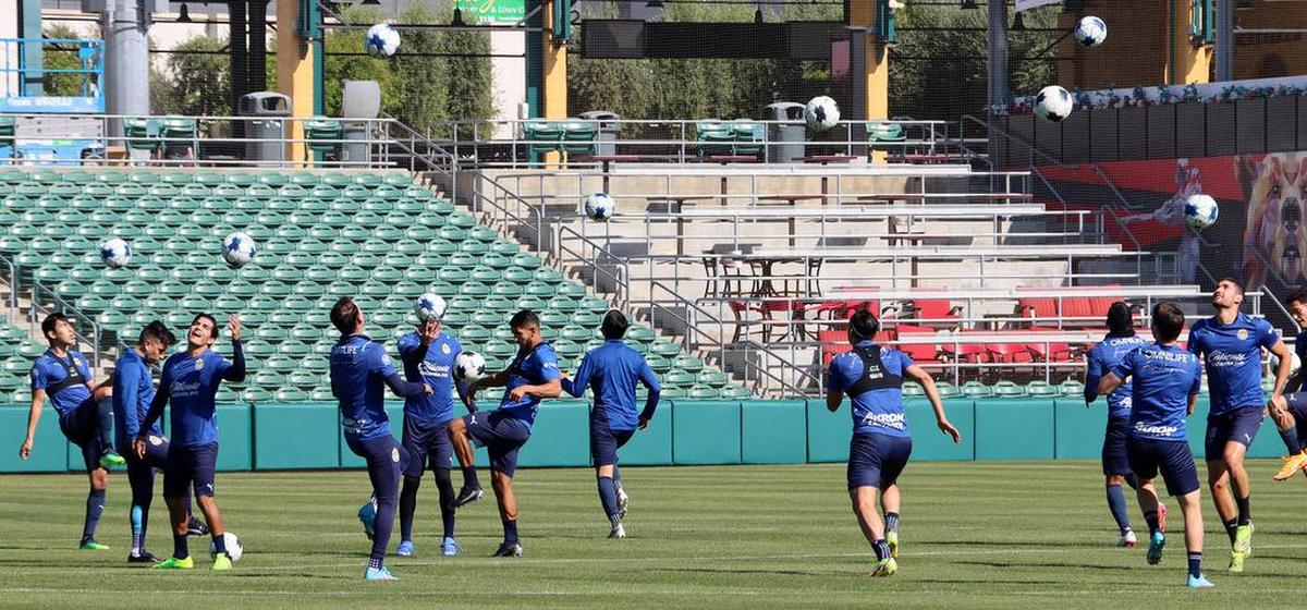 Los jugadores de Chivas comienzan su sesión de práctica en Chukchansi Park en Fresno el martes (22 de marzo).