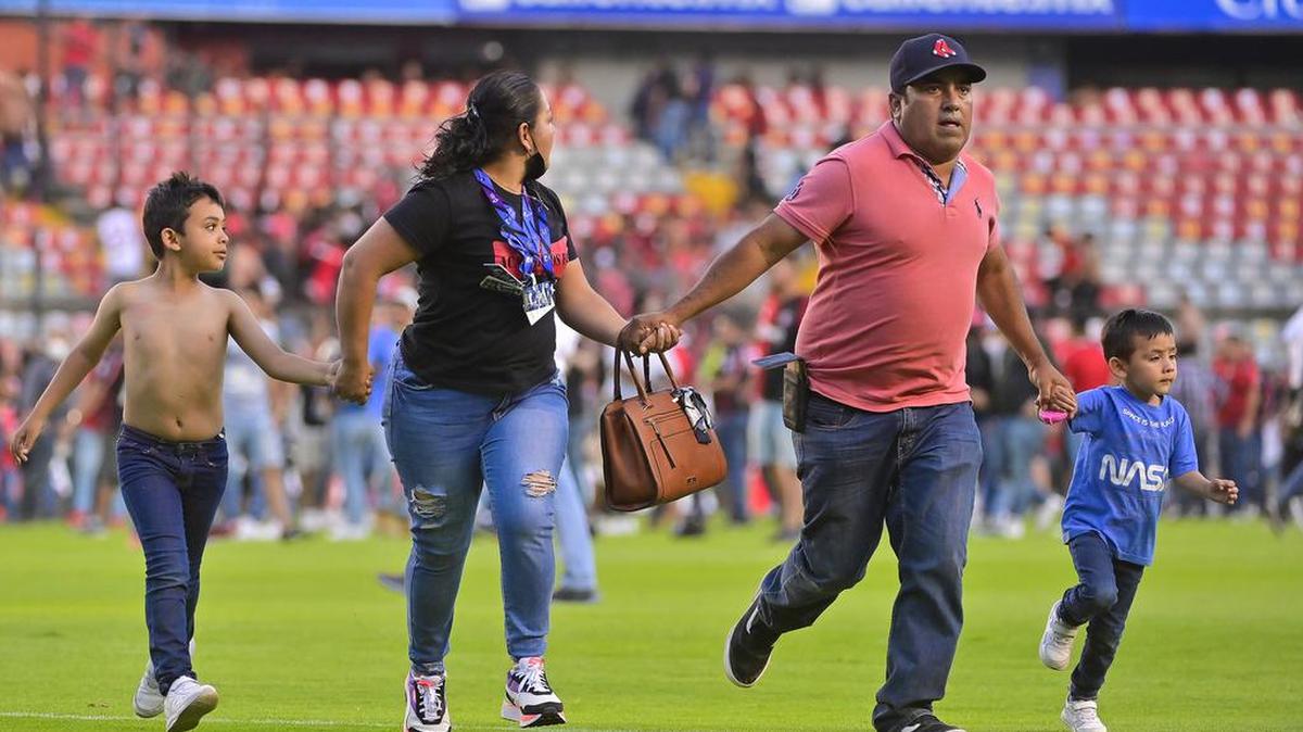 Aficionados del Querétaro y aficionados del Atlas originaron un conato de pelea que terminó invadiendo la cancha, durante un juego correspondiente a la jornada 9 del Torneo Clausura 2022 de la Liga MX del fútbol mexicano en el estadio Corregidora de la ciudad de Querétaro.
