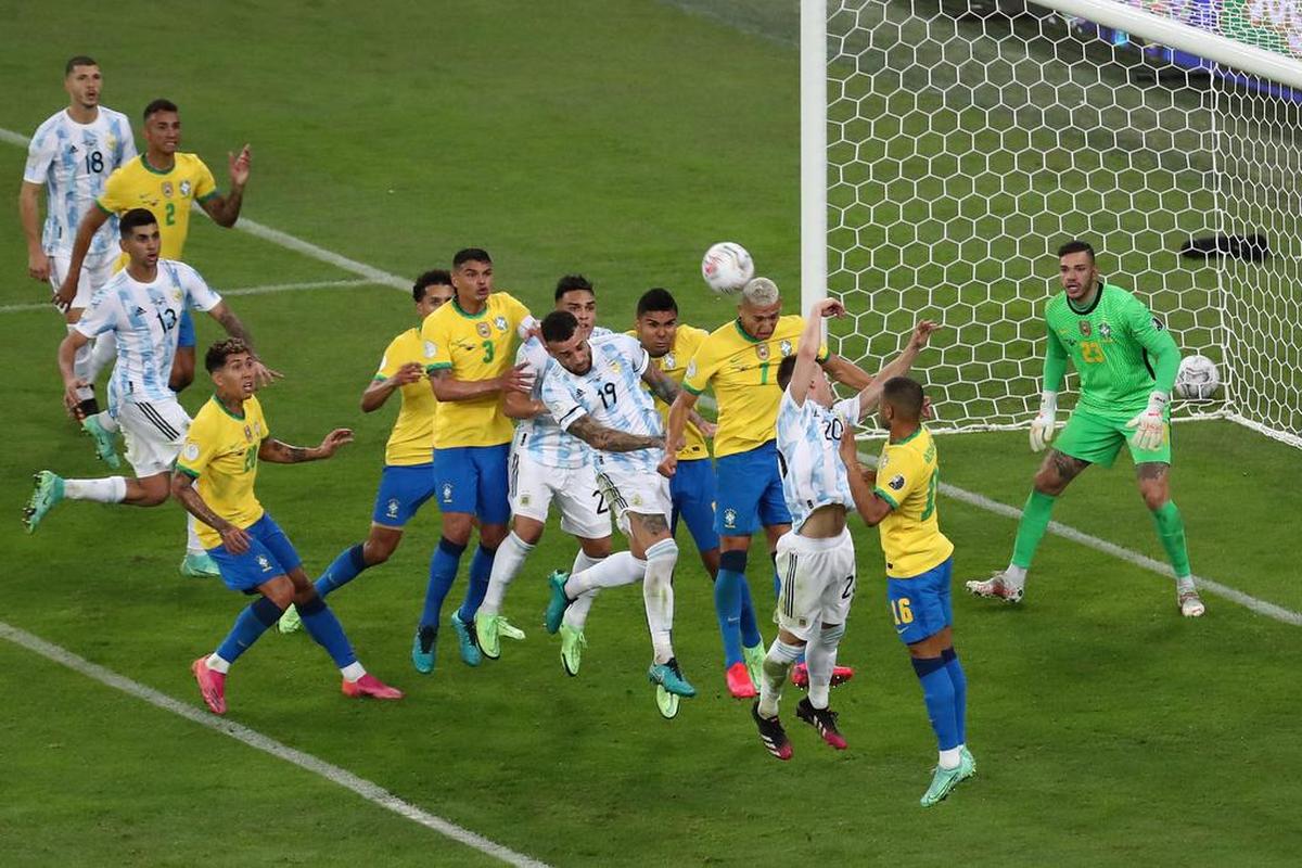 Nicolás Otamendi&nbsp;de Argentina disputa hoy el balón con Richarlison (c-d) de Brasil, durante la final de la Copa América en el estadio Maracaná de Río de Janeiro, Brasil.