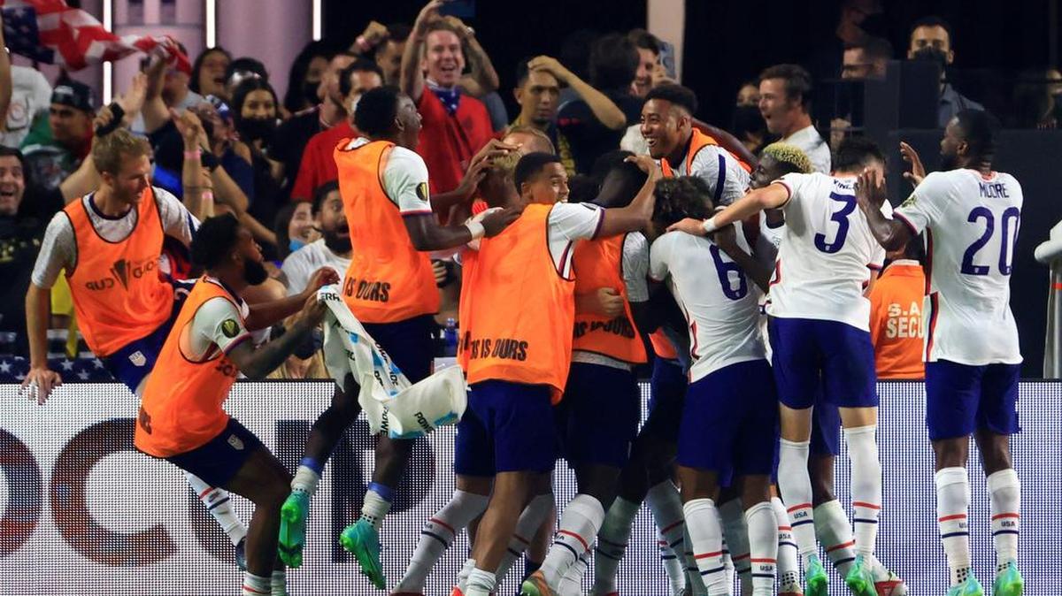 Jugadores de Estados Unidos celebran un gol de Miles Robinson hoy, en la final de la Copa Oro entre las selecciones de Estados Unidos y México en el estadio Allegiant en Las Vegas.