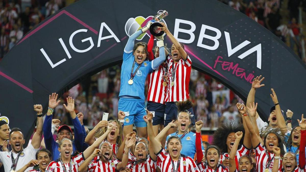 Jugadoras de Chivas celebran la victoria ante Pachuca durante el juego de la final del torneo clausura 2022 de la Liga de fútbol mexicano en el Estadio Akron, en Guadalajara, Jalisco.
