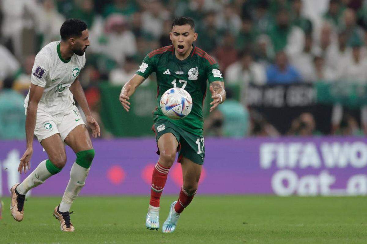 Ali Alhassan (i) de Arabia Saudita disputa un balón con Orbelin Pineda de México hoy, en un partido de la fase de grupos del Mundial de Fútbol Qatar 2022 entre Arabia Saudita y México en el estadio Lusail.