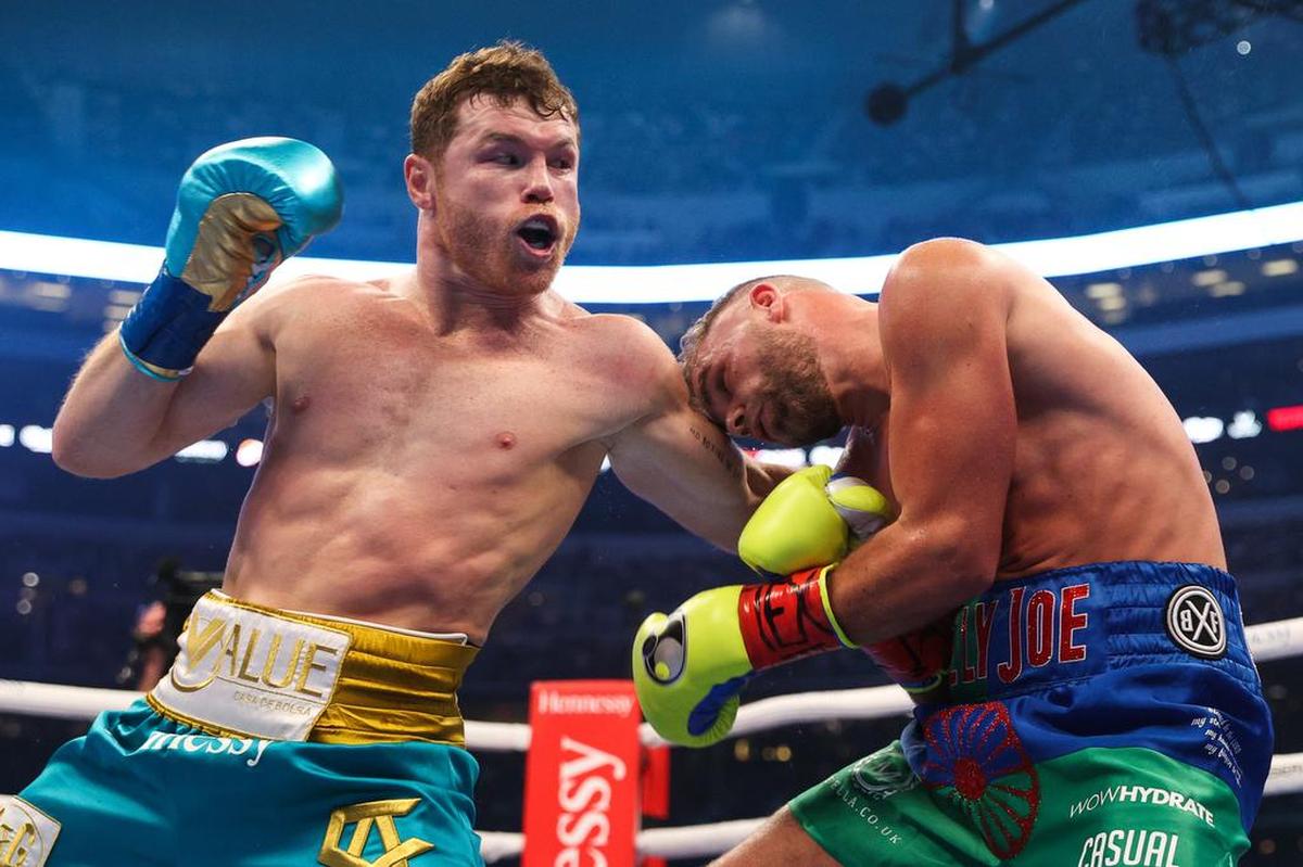 Saúl ‘Canelo’ Álvarez (i) durante su pelea contra el británico Billy Joe Saunders&nbsp;este sábado en el estadio AT&T en Arlington, Texas.