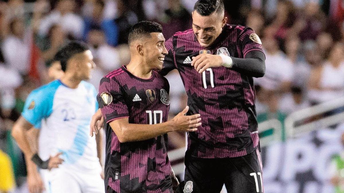 Rogelio Funes Mori de México celebra con Orbelín Pineda luego de anotar un gol hoy, en un partido de la Copa Oro entre Guatemala y México en el estadio Cotton Bowl en Dallas.