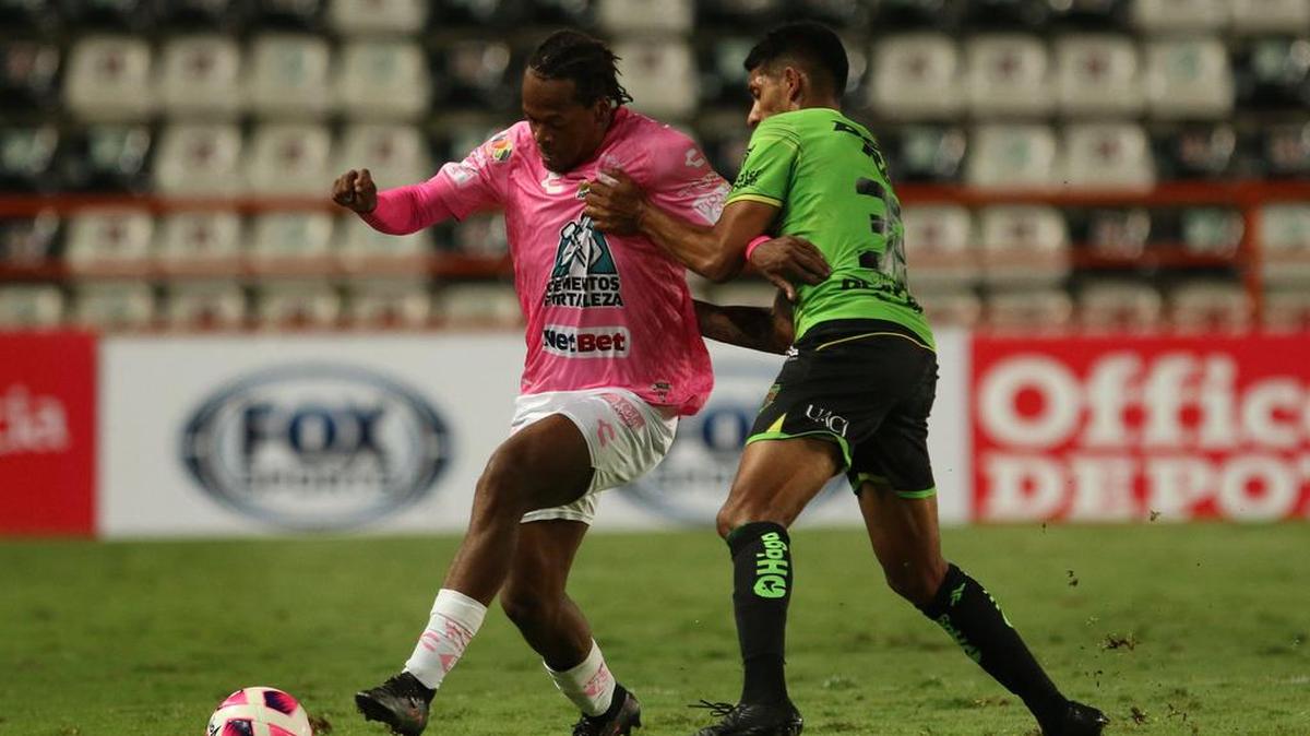 Romario Ibarra (i) de Pachuca disputa el balón con Jefferson Intriago de Bravos de Juárez, durante un partido de la jornada 15 del torneo Apertura 2021 del fútbol mexicano, disputado en el Estadio Hidalgo, en Pachuca.