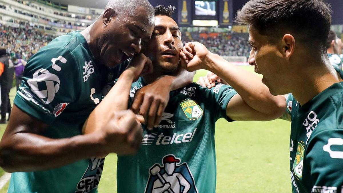 Ángel Mena (c), del León, fue registrado este domingo al celebrar, con sus compañeros Andrés Mosquera (i) y Santiago Colombatto (d), un gol que le anotó al Puebla, durante el partido de vuelta de esta lleve de los cuartos de final del torneo Apertura 2021 de la Liga MX, en el estadio León.