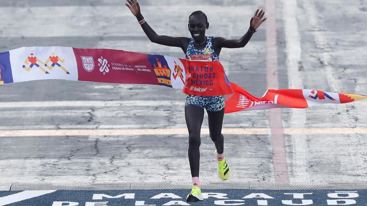 La keniata Lucy Cheruiyot ganadora hoy en el XXXVIII edición del Maratón de la Ciudad de México. La keniata Lucy Cheruiyot corrió sola desde el inicio para ganar este domingo el Maratón de la Ciudad de México con una plusmarca de 2h 27:22 y más de dos kilómetros de ventaja sobre la etíope Alene Shewarge.