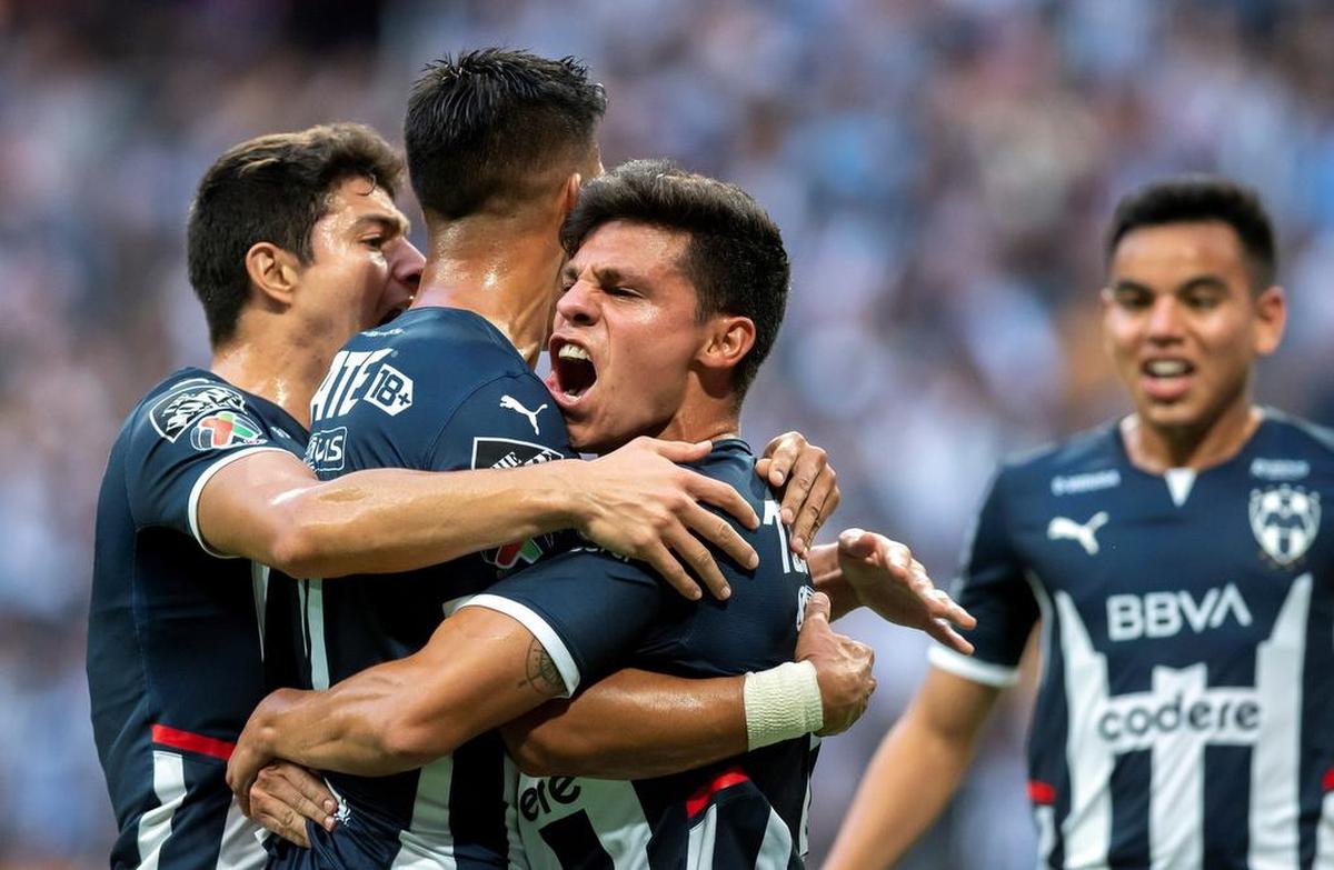 Alfonso González (c), del Monterrey, fue registrado este domingo al celebrar con varios compañeros, un gol que le anotó a los Tigres UANL, durante un partido por la jornada 9 del Torneo Apertura 2021 de la Liga MX.