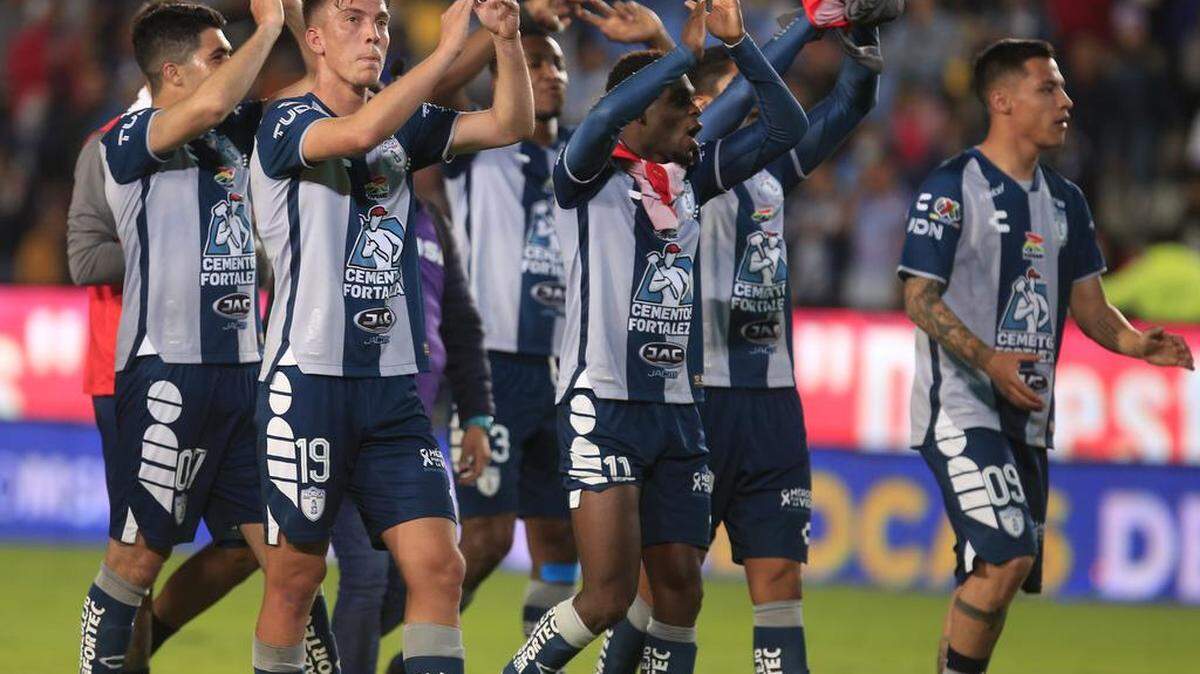 Jugadores de Pachuca celebran el triunfo durante el partido de vuelta de los cuartos de final del torneo Apertura 2022 de la Liga MX del fútbol mexicano, entre los equipos Pachuca y Tigres disputado en el estadio Hidalgo en Pachuca.