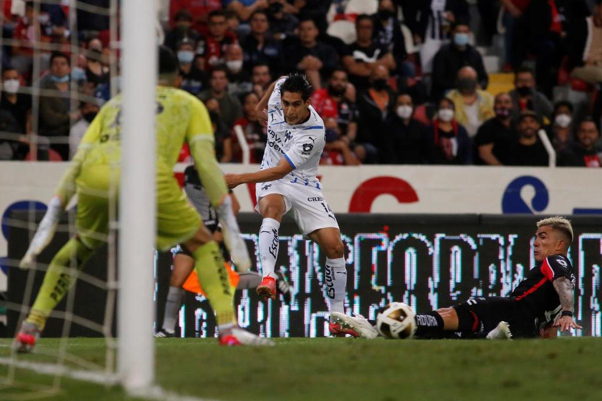 Luis Reyes de Atlas disputa el balón con Erick Aguirre de Monterrey, durante un partido de los cuartos de final del Torneo Apertura 2021 del fútbol mexicano, disputado en el Estadio Jalisco, en Guadalajara.