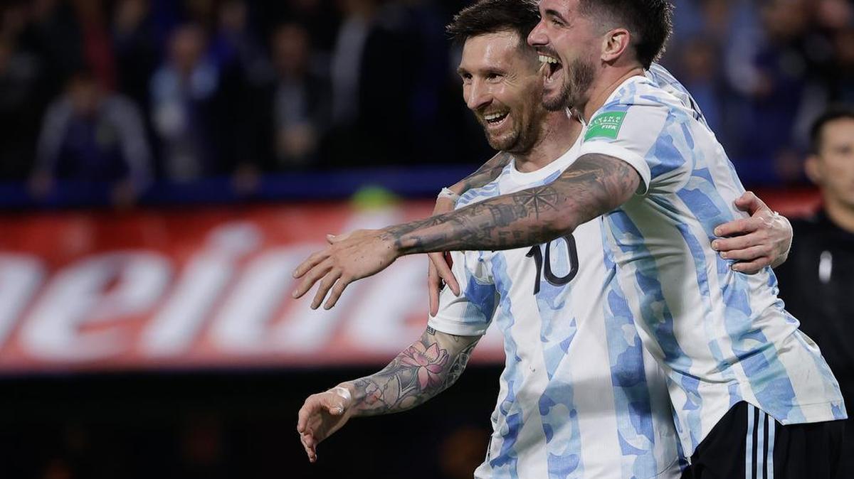 Lionel Messi (i) de Argentina celebra un gol con Rodrigo de Paul, el 25 de febrero de 2022, en un partido de las eliminatorias sudamericanas para el Mundial de Catar 2022 entre Argentina y Venezuela en el estadio La Bombonera en Buenos Aires.
