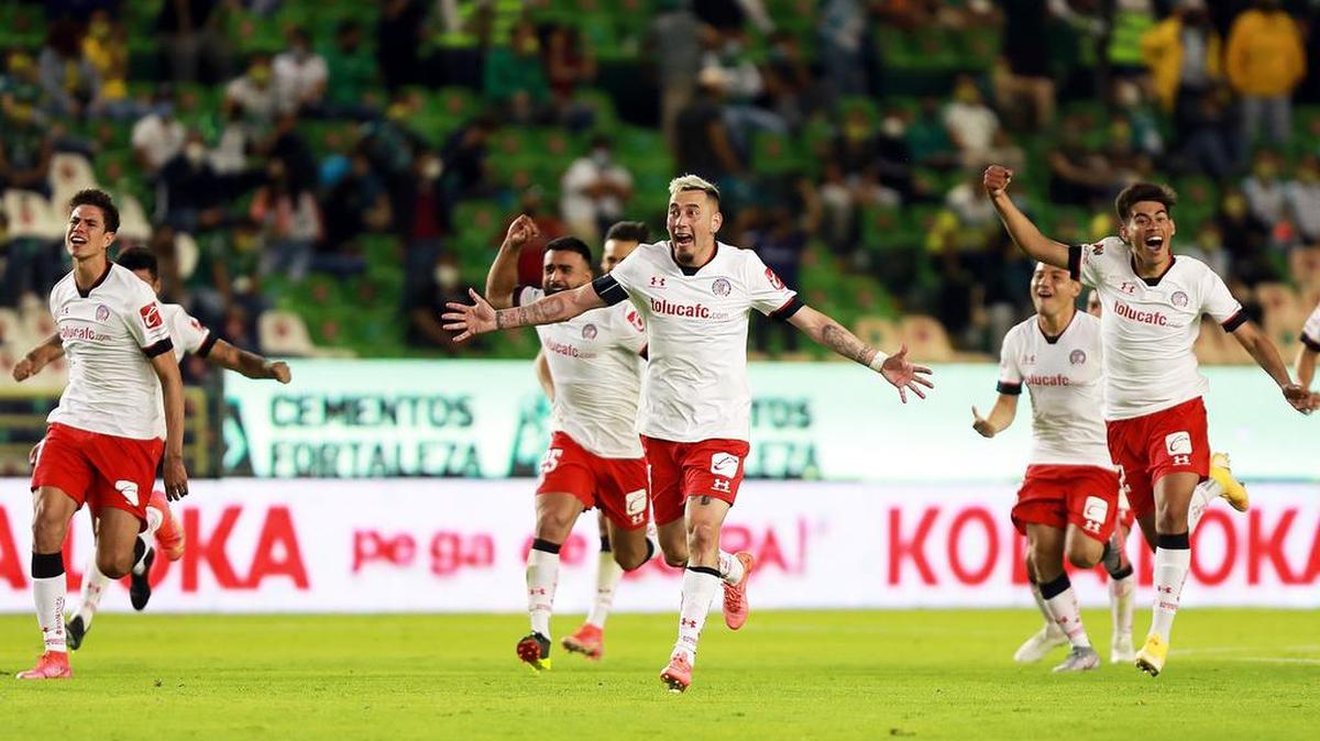 Rubens Sambueza de Toluca festeja un gol contra León durante un partido correspondiente a la reclasificación del torneo Guardianes 2021 del fútbol mexicano, hoy en el estadio León, estado de Guanajuato.