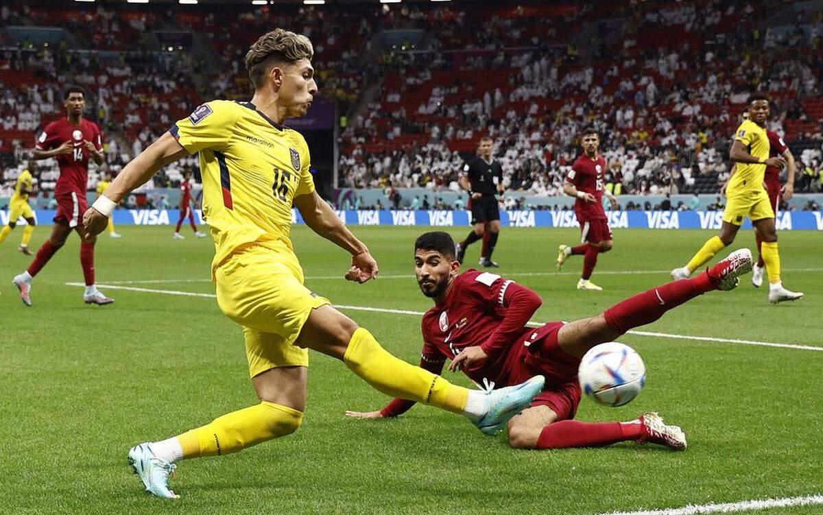 Mohammed Waad (abajo) de Catar disputa un balón con Jeremy Sarmiento de Ecuador hoy, en un partido de la fase de grupos del Mundial de Fútbol 2022 entre Catar y Ecuador en el estadio Al Bait en Al Khor.