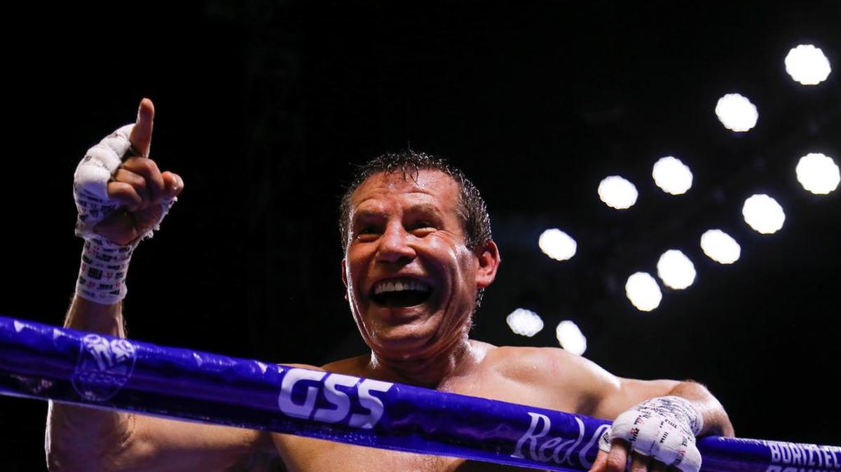 El boxeador mexicano Julio César Chávez celebra al finalizar su pelea con Héctor Camacho Jr durante la exhibición ‘Tributo a los Reyes’ realizado el 20 de junio en el Estadio Jalisco en Guadalajara.