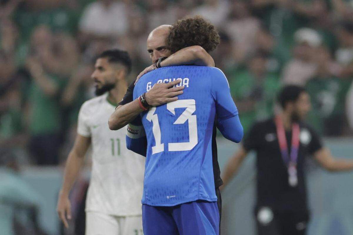 Guillermo Ochoa de México al final de un partido de la fase de grupos del Mundial de Fútbol Qatar 2022 entre Arabia Saudita y México en el estadio Lusail, Catar.