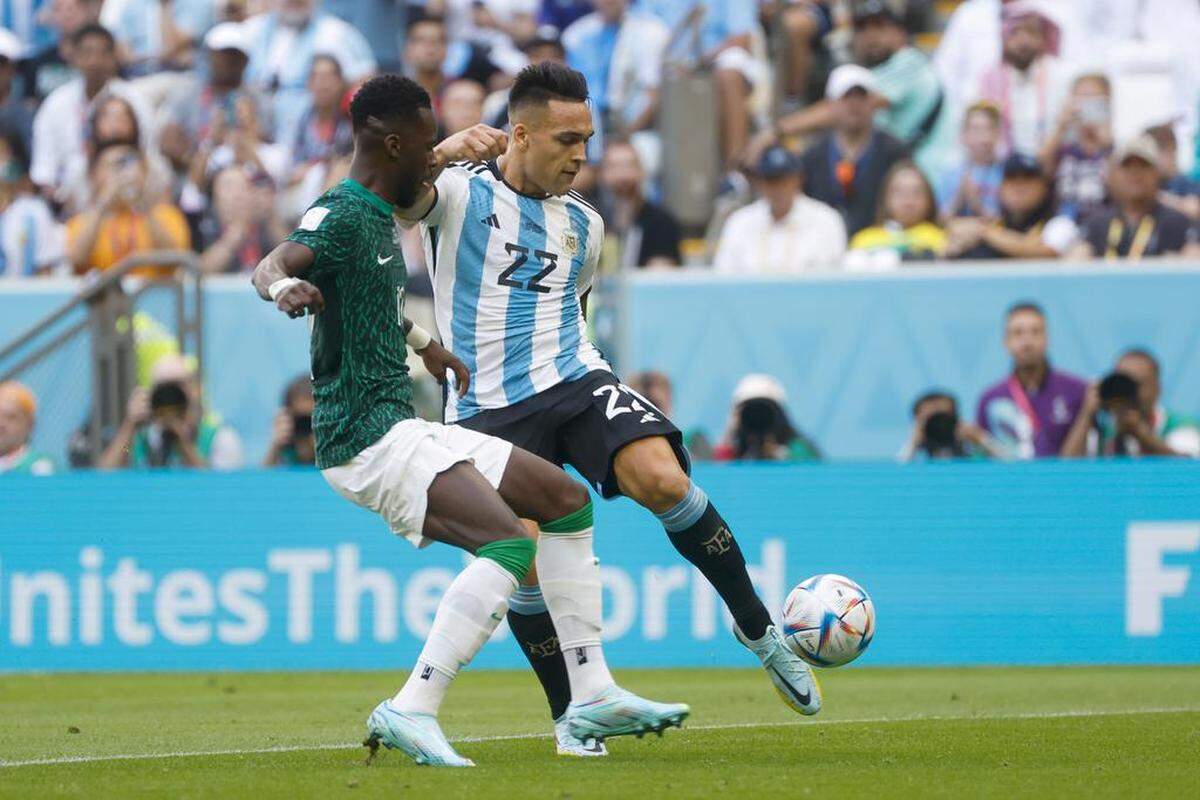 Lautaro Martínez (d) de Argentina patea el balón hoy, en un partido de la fase de grupos del Mundial de Fútbol Qatar 2022 entre Argentina y Arabia Saudita en el estadio de Lusail.