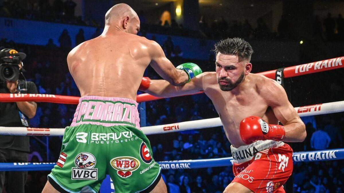 José Ramírez, a la derecha, asesta un puñetazo a José Pedraza durante su combate del peso wélter junior en el Save Mart Center, el viernes 4 de marzo de 2022.