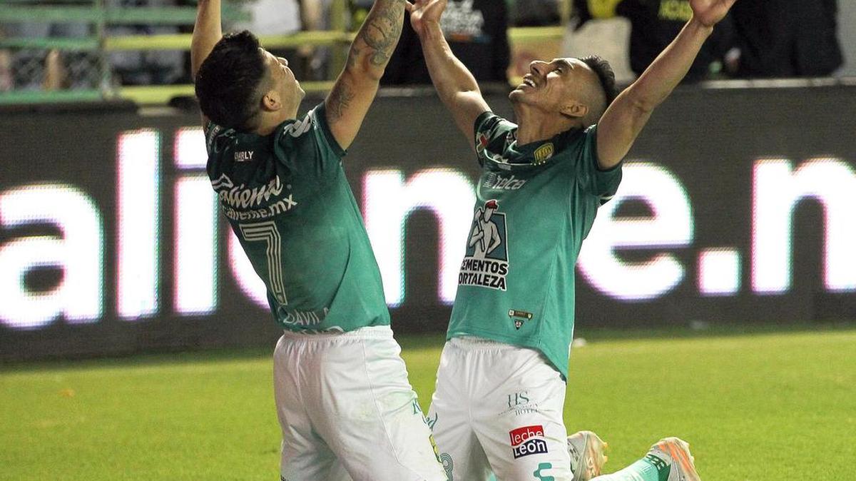 Víctor Dávila (i) y Ángel Mena de León celebran un gol ante Atlas, durante el partido de ida por la final del torneo Apertura 2021 de la Liga MX del fútbol mexicano, hoy, en el estadio León, en León.