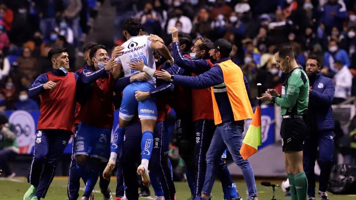 Maximiliano Araújo (c) del Puebla celebra con sus compañeros tras anotar contra el América, durante un partido correspondiente a la jornada 1 del torneo Clausura 2022, en el estadio Cuauhtémoc de la ciudad de Puebla.