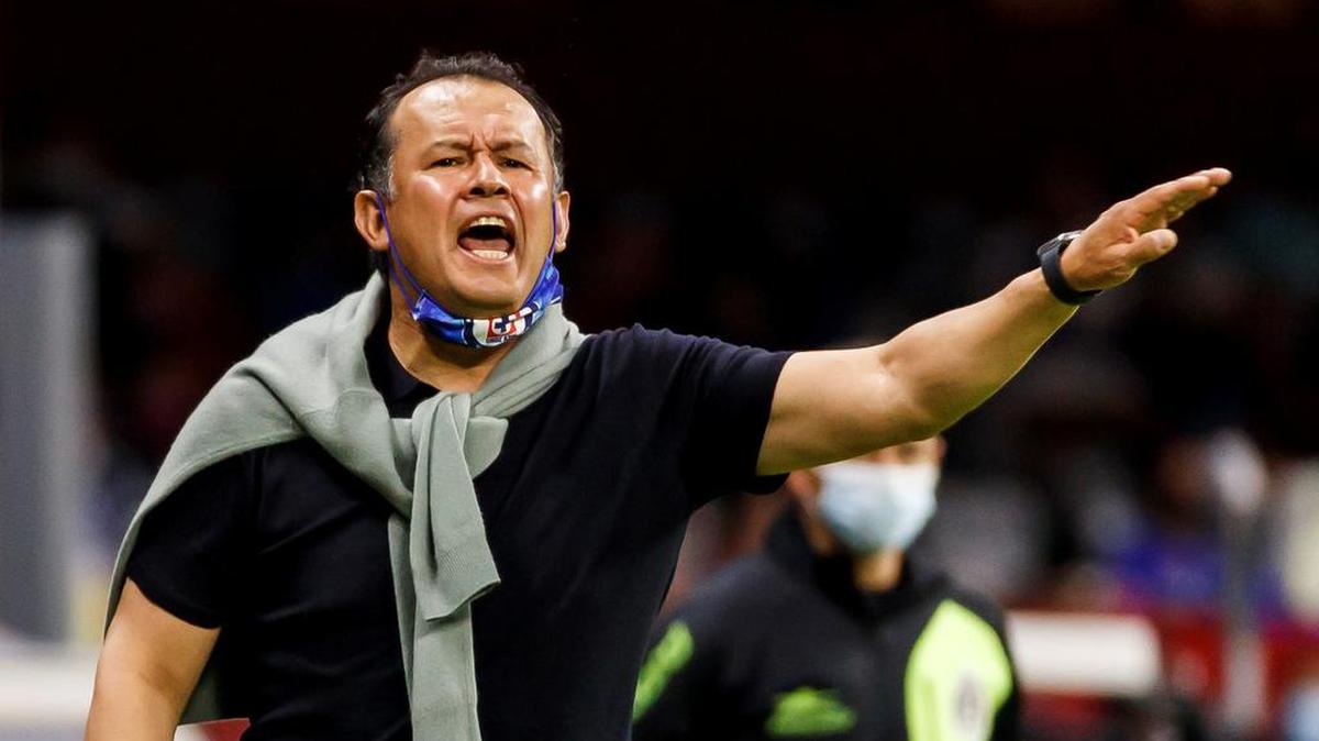 Fotografía de archivo en la que el entrenador de Cruz Azul, Juan Reynoso, dirige a su equipo ante Pachuca, durante el partido de vuelta de las semifinales del torneo Clausura 2021 del fútbol mexicano realizado en el Estadio Azteca de la Ciudad de México.