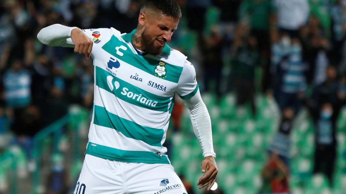 Ignacio Jeraldino de Santos Laguna festeja un gol anotado a Atlético San Luis, durante un partido de reclasificación del Torneo Apertura 2021 de la Liga MX del fútbol mexicano, en el estadio Corona en la ciudad Torreón, estado de Coahuila.