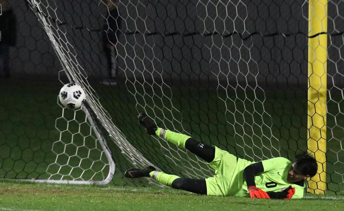 Sanger High goalkeeper Uriel Velásquez stopped this penalty kick, but Clovis East midfielder Joey Chávez pounced on the rebound for a goal that made the score 2-2.