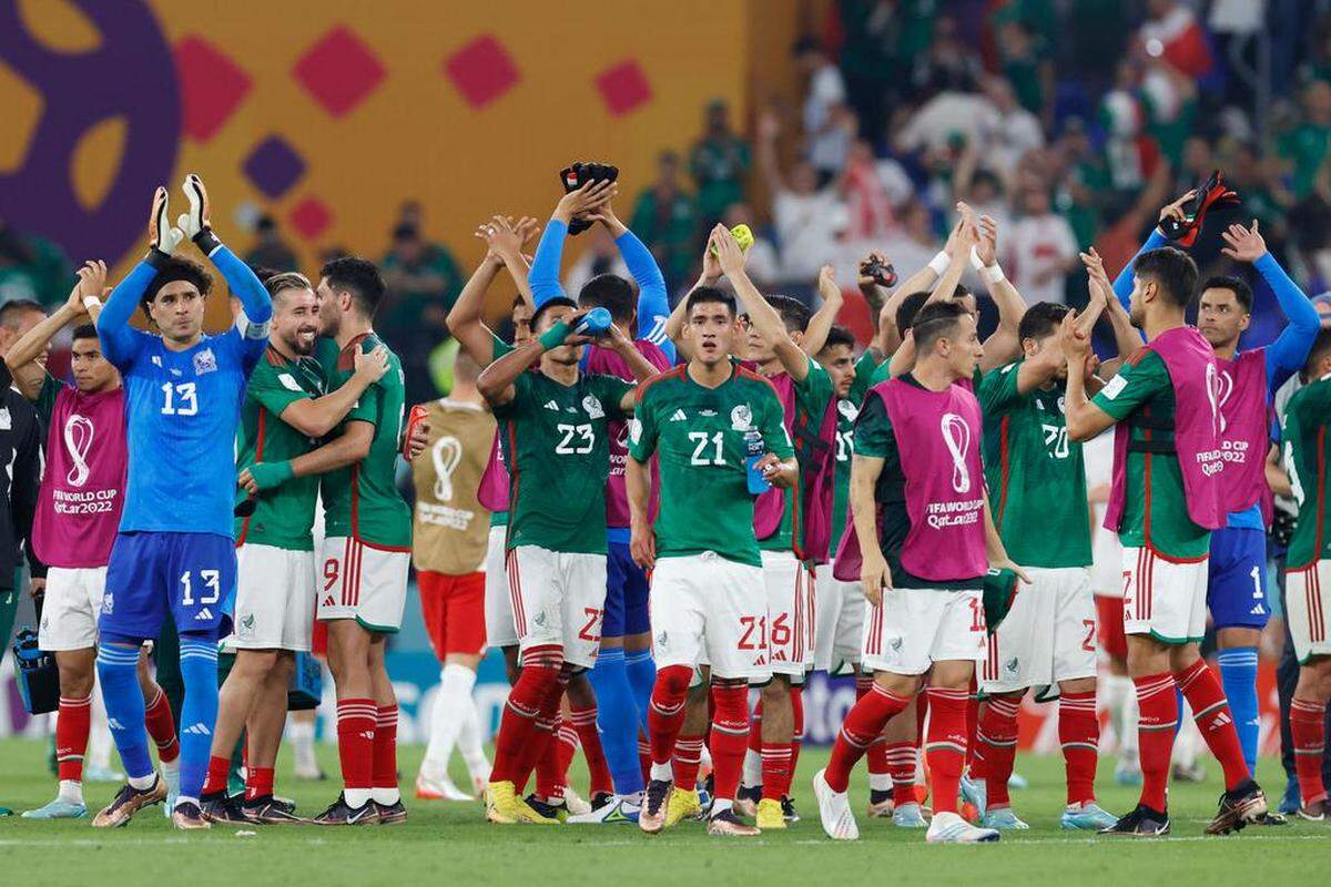 Jugadores de México saludan hoy, tras final del partido de la fase de grupos del Mundial de Fútbol Qatar 2022 entre México y Polonia en el Estadio 974 en Doha.