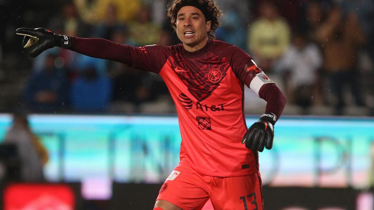 Guillermo Ochoa portero del América da indicaciones a sus compañeros.