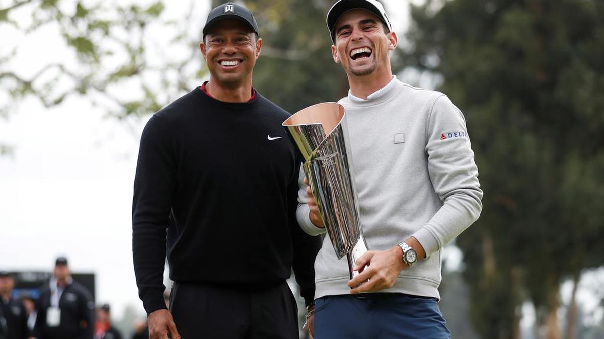 Chilean golfer Joaquín Niemann poses with golfer Tiger Woods during a trophy ceremony upon winning during round four of the Genesis Invitational at the Riviera Country Club in Los Ángeles.