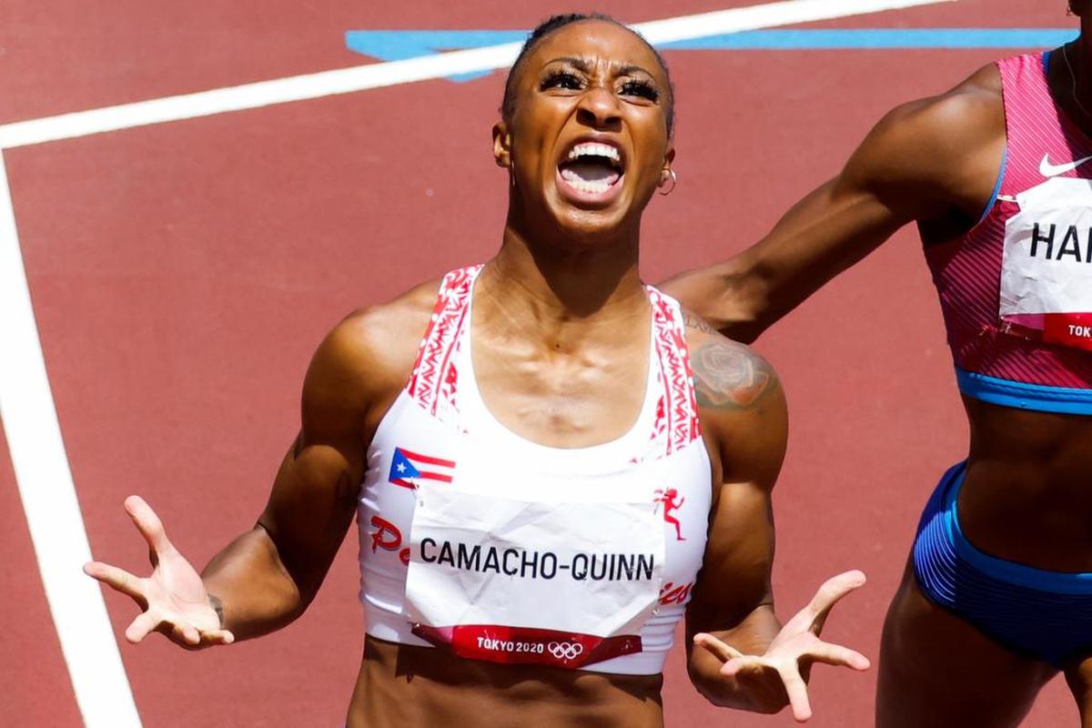 Jasmine Camacho-Quinn&nbsp;de Puerto Rico celebra tras ganar medalla de oro en los 100m vallas femenino de atletismo por los Juegos Olímpicos 2020, este lunes en el Estadio Olímpico de Tokio.