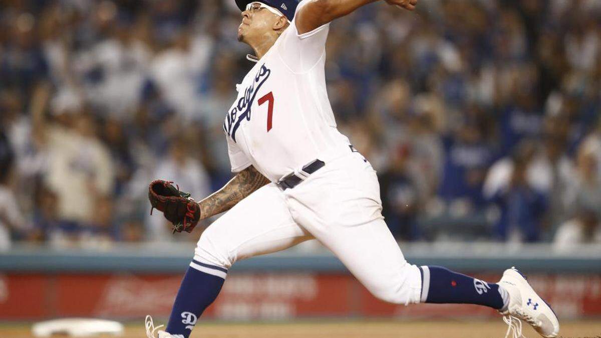 El lanzador abridor de los Dodgers de Los Ángeles, Julio Urias, lanza un lanzamiento durante la tercera entrada del Juego 1 del juego de béisbol de playoffs de la Serie Divisional de la Liga Nacional de la MLB entre los Dodgers de Los Ángeles y los Padres de San Diego en el Dodger Stadium.
