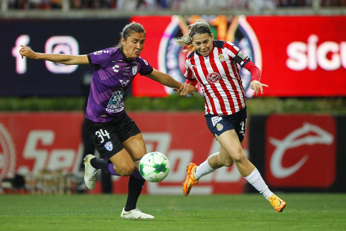 Alicia Cervantes (d) de Chivas disputa el balón con Karen Díaz de Pachuca durante la final del torneo clausura 2022 de la Liga Mx del fútbol mexicano femenino, disputado en el Estadio Akron, en Guadalajara, Jalisco.