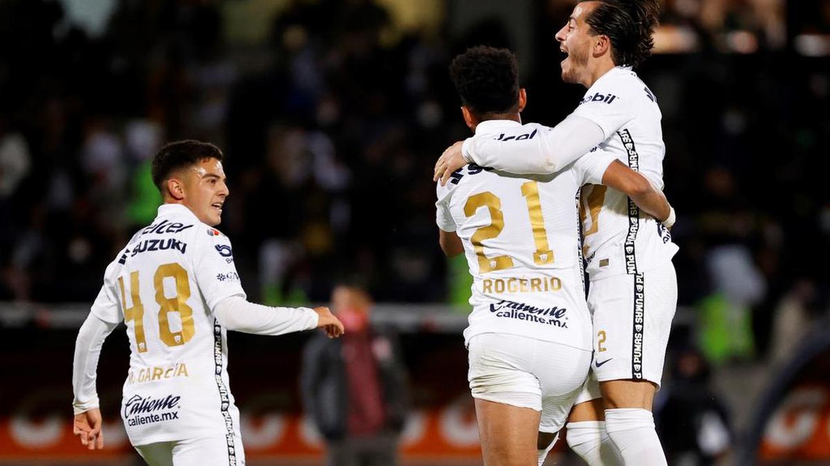 El jugador de Pumas José De Oliveira (c) celebra una anotación ante Toluca durante un partido de la jornada uno del Torneo Clausura del fútbol mexicano, en el Estadio Olímpico Universitario de Ciudad México.