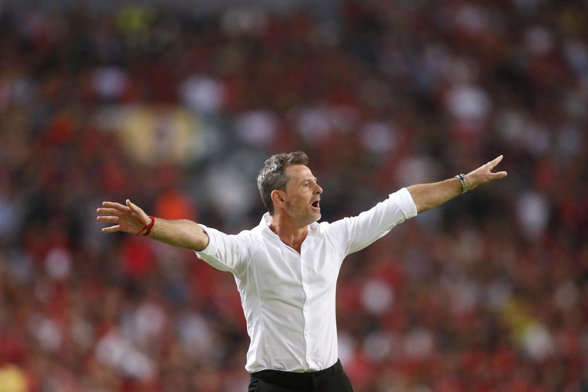 Diego Cocca, entrenador de Atlas, en acción ante Pachuca, durante el primer partido de la final de la Liga MX del fútbol profesional mexicano disputado en el estadio Jalisco, en Guadalajara.